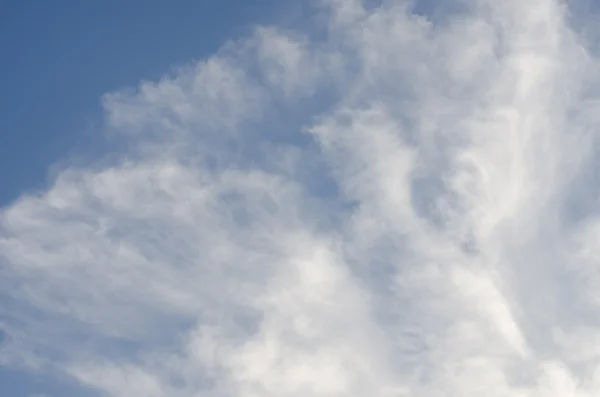 Wolken en blauwe lucht. — Stockfoto