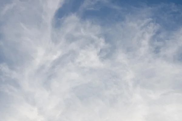 Wolken en blauwe lucht. — Stockfoto