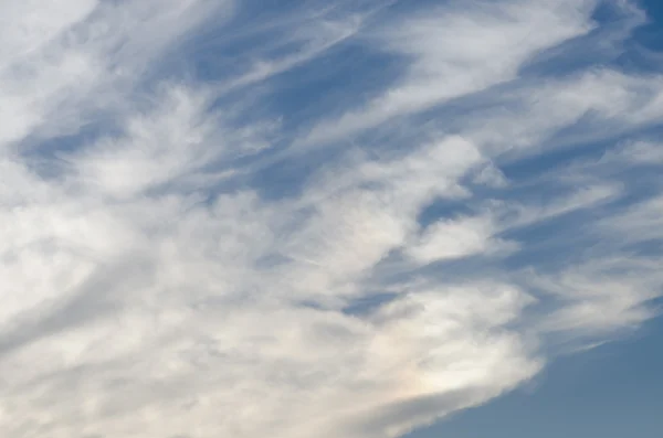 Wolken en blauwe lucht. — Stockfoto