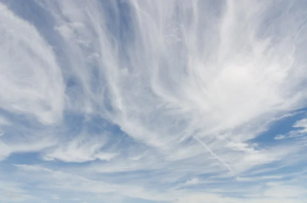 Wolken en blauwe lucht. — Stockfoto