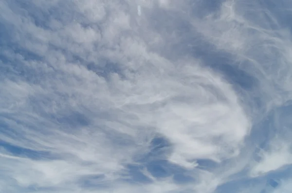 Wolken en blauwe lucht. — Stockfoto