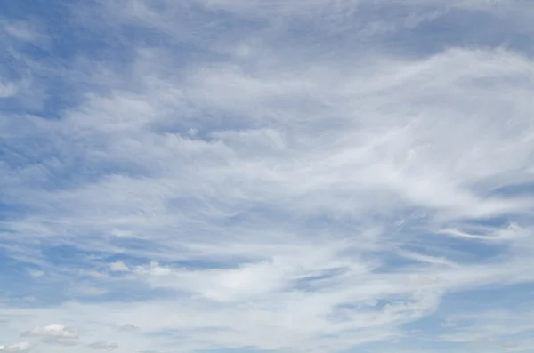 Wolken en blauwe lucht. — Stockfoto