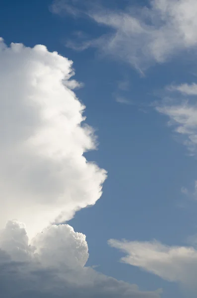 Nubes y cielo azul. —  Fotos de Stock