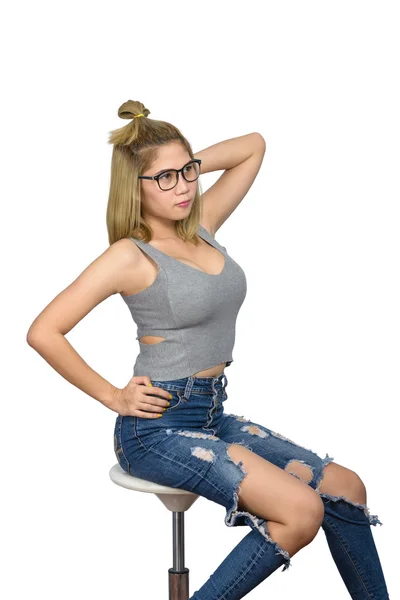 Het meisje met zich meebrengt sexy zitten op een stoel — Stockfoto