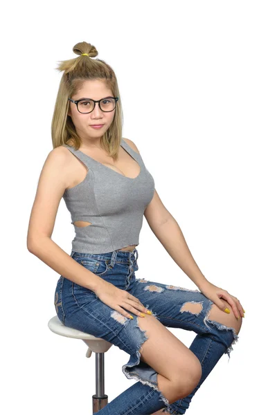 Fata pozează sexy Stând pe un scaun — Fotografie, imagine de stoc
