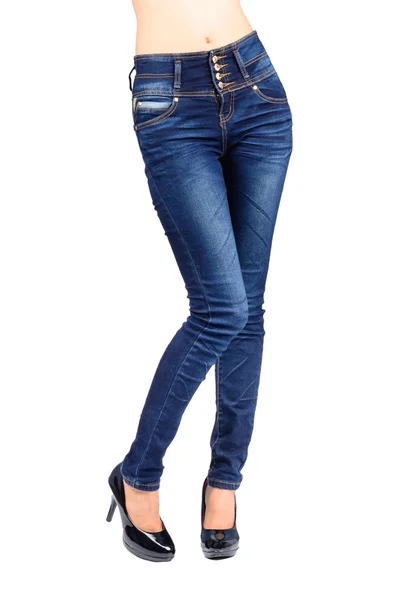 Женщина в синих джинсах — стоковое фото