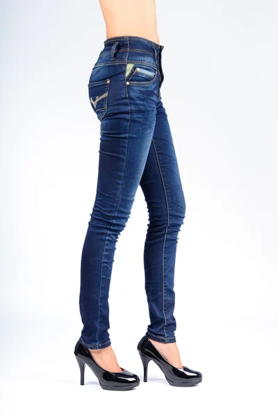 Kvinna i blå jeans — Stockfoto