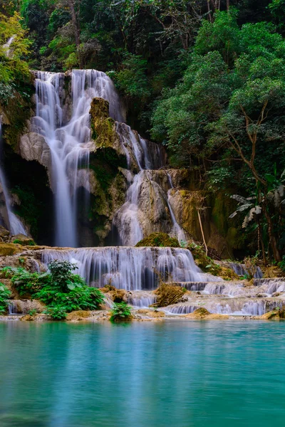 Kuang si queda de água — Fotografia de Stock