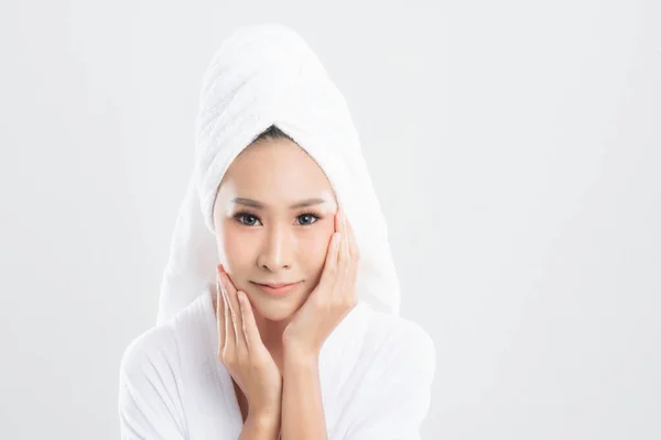 Όμορφη Νεαρή Γυναίκα Φορώντας Μπουρνούζι Πετσέτα Στο Κεφάλι Υγιές Δέρμα — Φωτογραφία Αρχείου