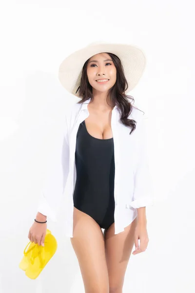 一个穿着泳帽 泳衣和白衬衫 穿着黄色凉鞋的快乐的年轻女子的画像 在摄影棚被白色背景隔离拍摄 暑期旅行概念 — 图库照片
