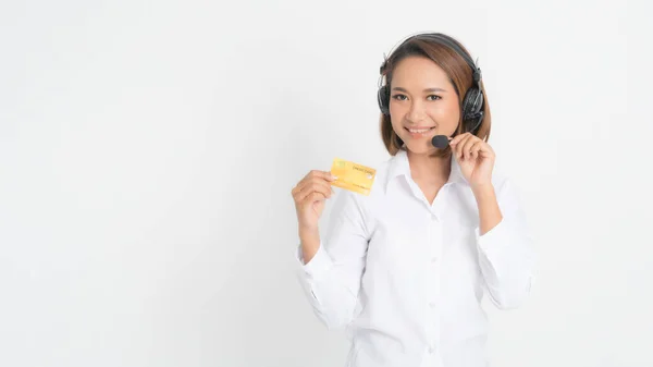 Friendly Female Helline Operator Call Center Showing Blank Credit Card — Stock fotografie