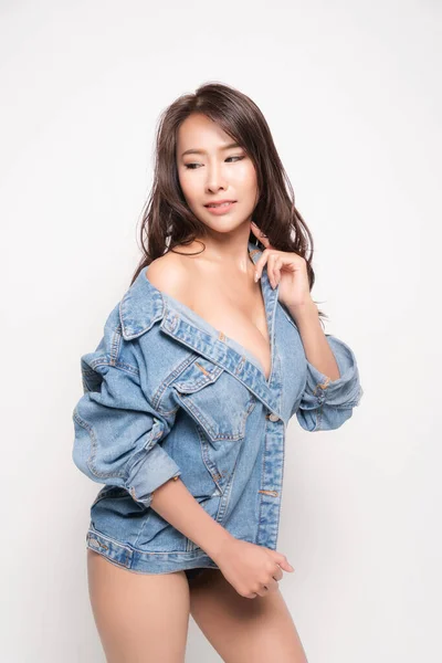 Vacker Asiatisk Kvinna Med Långt Brunt Hår Bär Blå Jeans — Stockfoto