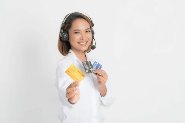 Amigável Operador Linha Apoio Feminino Call Center Mostrando Cartão Crédito — Fotografia de Stock