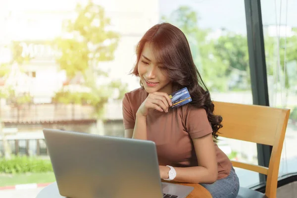 Hermosa Mujer Con Una Camisa Marrón Sentado Sonriente Cara Feliz — Foto de Stock