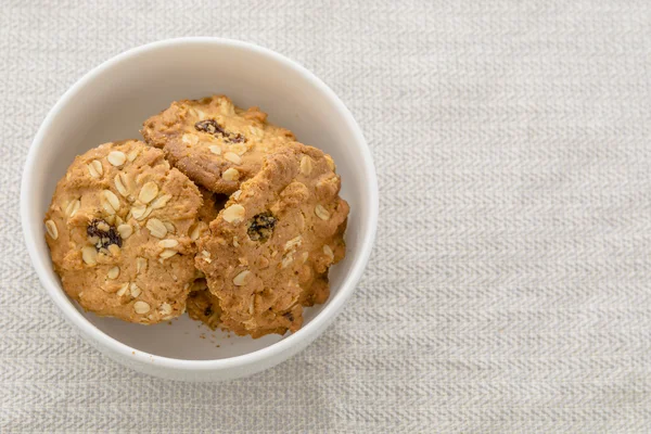 Cookie-kat, gabonafélék, fehér tálban — Stock Fotó