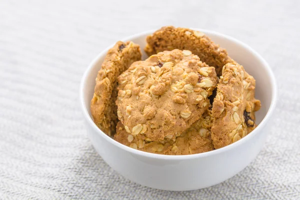 Cookie-kat, gabonafélék, fehér tálban — Stock Fotó