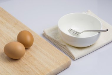 Çiğ yumurta ve pişirme ekipmanları