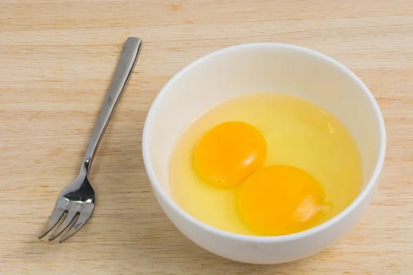Huevos crudos en un bol, martillando —  Fotos de Stock