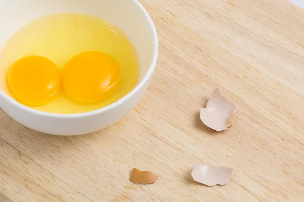 Raw eggs in a bowl, hammering — Stock Photo, Image