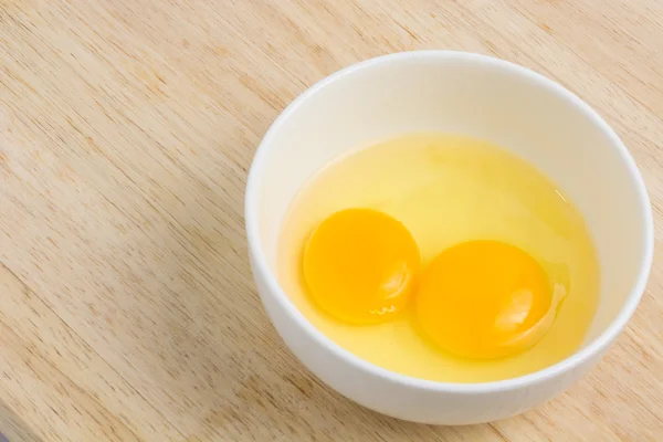 Сырые яйца в миске, молотком — стоковое фото