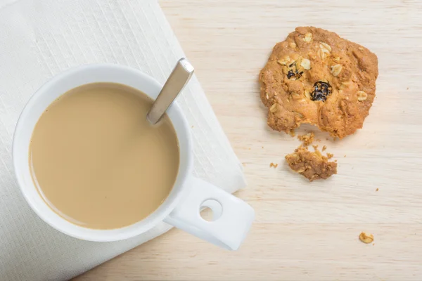 Café y galletas en una mesa en una vista superior . —  Fotos de Stock