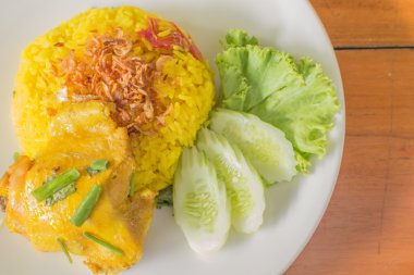 Biryani tavuk sarı beyaz tabak Üstten Görünüm.