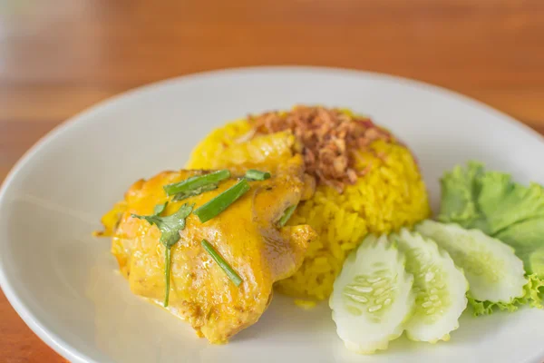 Biryani pollo giallo su un piatto bianco . — Foto Stock