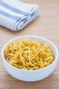 Gıda, kızarmış noodle ham malzeme fiber banliyö beyaz.