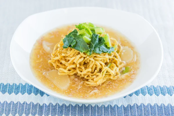 Pan gebakken noedels met varkensvlees. — Stockfoto