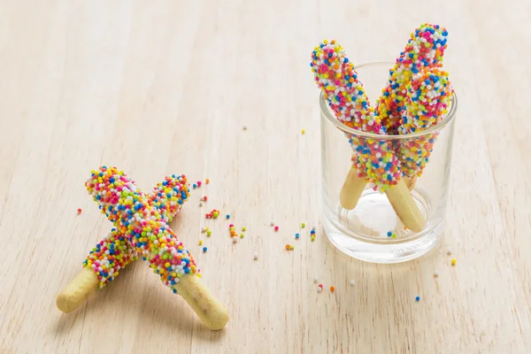 Süße Stockbrot bestreut Zuckerbonbons, die Kinder lieben. — Stockfoto