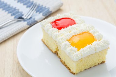 Pasta, portakal ve çilek beyaz tabak içinde çilek aromalı.