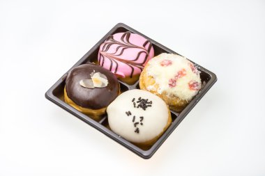 4 parça çörek tatlar.