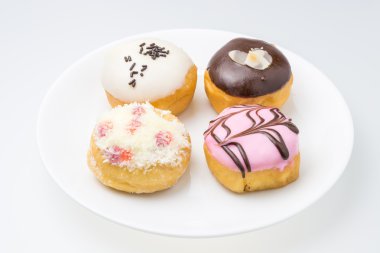 4 parça çörek tatlar.