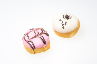 Çilek aromalı çörek ve beyaz çikolata aromalı çörek 