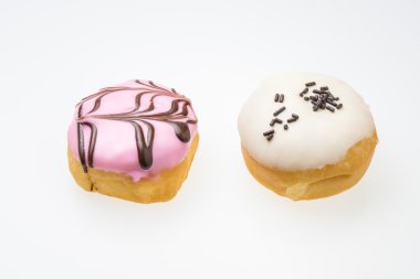 Çilek aromalı çörek ve beyaz çikolata aromalı çörek 