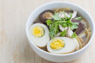 Balık Maw ve tavuk eti ve mantar 