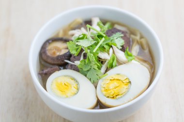 Balık Maw ve tavuk eti ve mantar 