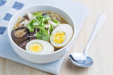 Balık Maw ve tavuk eti ve mantar 