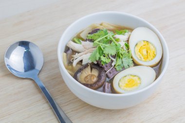 Balık Maw ve tavuk eti ve mantar 