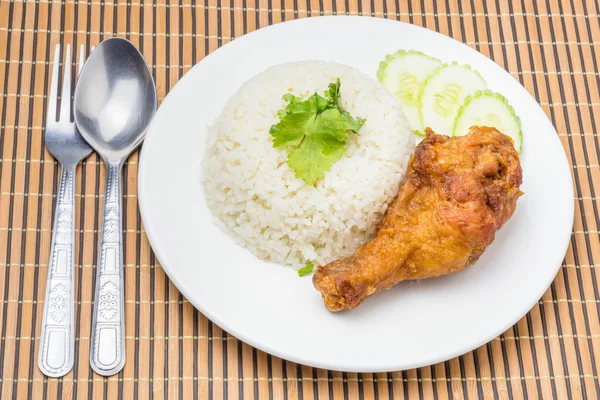 Makanan Thailand cepat saji, Ayam goreng dengan nasi — Stok Foto