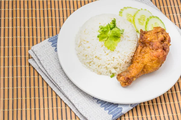 Thailändsk mat snabbmat, stekt kyckling med ris — Stockfoto