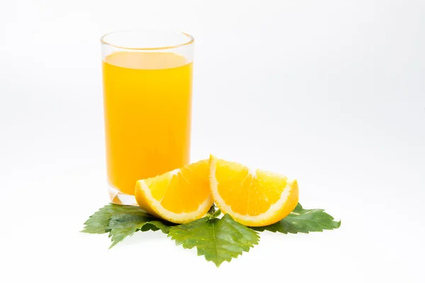 Glas av apelsinjuice isolerat på vitt — Stockfoto