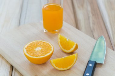 Turuncu, doğrama tahtası üzerinde narenciye dilim