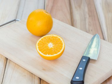 Turuncu, doğrama tahtası üzerinde narenciye dilim