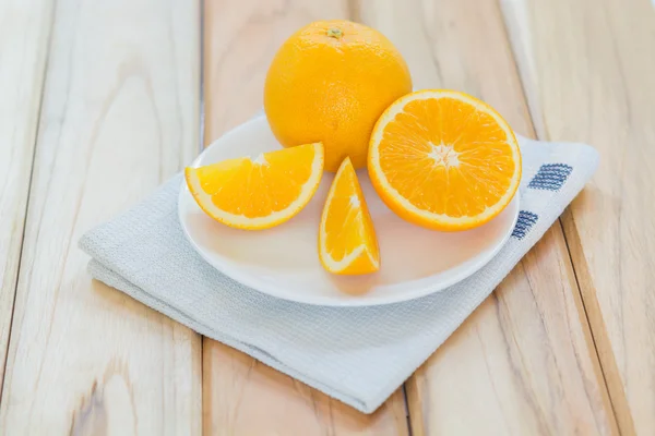 Fette fresche frutta all'arancia con piatto — Foto Stock