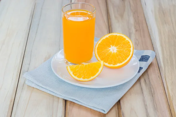 Sumo de laranja e fatias de laranja — Fotografia de Stock