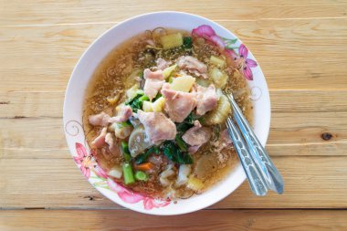 Fried noodle domuz eti ve brokoli ile