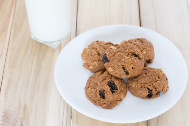 Lezzetli kuru üzüm kurabiyeleri ve bir bardak süt