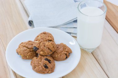 Lezzetli kuru üzüm kurabiyeleri ve bir bardak süt