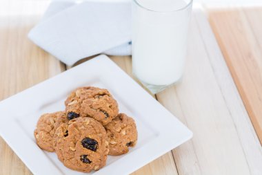 Lezzetli kuru üzüm kurabiyeleri ve bir bardak süt
